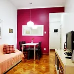 Apartamento COPACABANA REFORMADO - 400m da PRAIA, 2 QUARTOS, Portaria 24h, Wi-Fi, Ar condicionado, Cozinha Completa, Churrasqueira no prédio