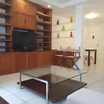 Apartamento 2 quartos com saída pra praia próximo de supermercados, bares e restaurantes