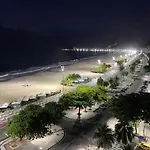 Apto. Leme 10º andar frente para o mar (vista espetacular)