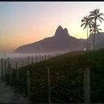 FLAT Qto e Sala em IPANEMA Ótimo para 2 mais 2 pessoas!