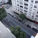 Copacabana Beach! Aconchegante apartamento na quadra da praia.