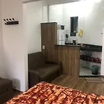 Copacabana rua tranquila e arborizada perto de tudo Posto 2