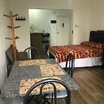 Copacabana rua tranquila e arborizada perto de tudo Posto 2