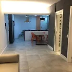 Novíssimo 2 quartos na quadra da praia