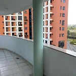 Flat Espacoso Com Piscina Barra