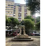 Copacabana rua tranquila e arborizada perto de tudo Posto 2