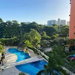 Flat Espacoso Com Piscina Barra