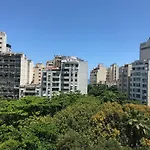 Confortável apto cama queen e sofá cama - COPACABANA