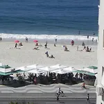 Colado Na Praia Com Mini Varanda.