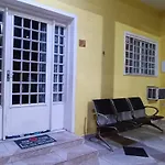 Apartamento bem localizado em condomínio de casas.