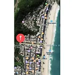 Copacabana rua tranquila e arborizada perto de tudo Posto 2