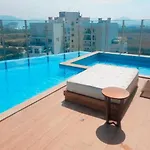 Apartamento luxuoso na Barra com piscina e garagem