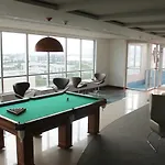 Apartamento luxuoso na Barra com piscina e garagem