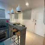 Lindo Apartamento Mobiliado, Uma Quadra Da Praia!
