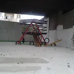 Apartamento bem localizado em condomínio de casas.