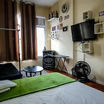 Apartamento Simples Na Quadra Da Praia De Copacabana