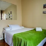 Apartamento Simples Na Quadra Da Praia De Copacabana