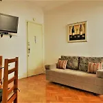 Apartamento Com Dois Quartos Na Orla De Copacabana