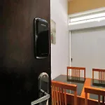 Lindo 2 quartos renovado para 6 pessoas na quadra da praia!