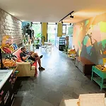 Por El Mundo Hostel