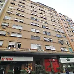Lindo 2 quartos renovado para 6 pessoas na quadra da praia!