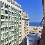 Lindo 2 quartos renovado para 6 pessoas na quadra da praia!