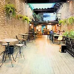 Por El Mundo Hostel