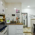 Apto Com Wi-Fi A 600M Da Praia De Copacabana Rj