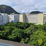 A Uma Quadra Da Praia De Copacabana