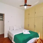 Sala e 2 quartos econômico no posto 5 em Copacabana
