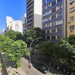 Sala e 2 quartos econômico no posto 5 em Copacabana
