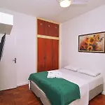 Sala e 2 quartos econômico no posto 5 em Copacabana