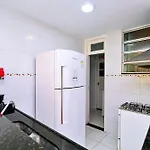 Sala e 2 quartos econômico no posto 5 em Copacabana