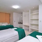 Apartamento de 2 quartos econômico e espaçoso no charmoso bairro do Leme para 8 pessoas