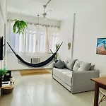 Copacabana Beach! Aconchegante apartamento na quadra da praia.