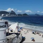 Apartamento Em Copacabana Na Quadra Da Praia!