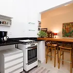 Omar do Rio - BT82/108: Apto moderno c/2Qtos, Garagem, Internet 250mbps, Smart TV, 05 minutos andando da Praia de Ipanema e do Metrô