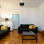 Omar do Rio - BI 102/202: 3Qtos/2Ba, Internet 240mbps, 300 metros da Praia de Copacabana e a 200 metros do metrô