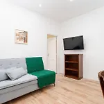 Apartamento Em Copacabana Com Varanda 2 Quartos Pertinho Da Praia