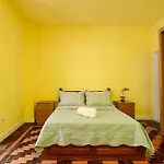 Apartamento Em Copacabana Com Varanda 2 Quartos Pertinho Da Praia
