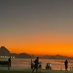 Amplo Apartamento Em Frente A Praia De Copacabana