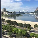 A lazer ou a trabalho fique em Botafogo em frente à Praia e ao Pao de Acúcar