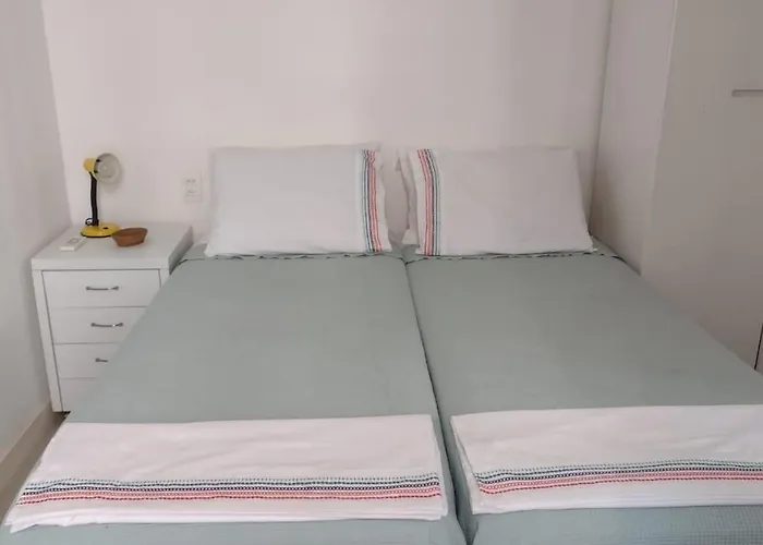 Apartamento em Copacabana - Rua Bolívar - 2 Quartos - Excelente Localização
