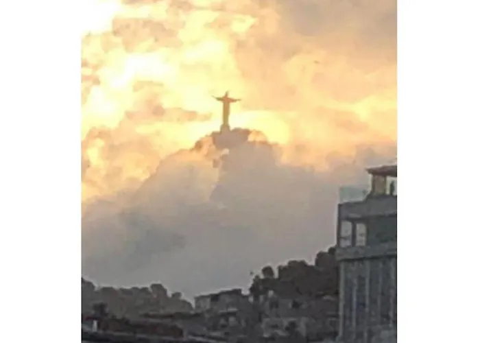 Copacabana rua tranquila e arborizada perto de tudo Posto 2