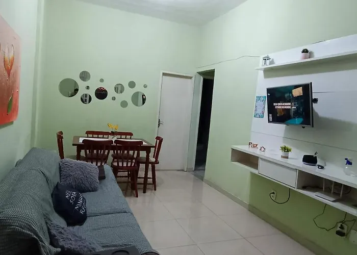 Apartamento bem localizado em condomínio de casas.