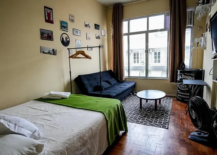 Apartamento Simples Na Quadra Da Praia De Copacabana