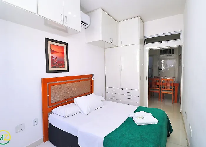 Lindo 2 quartos renovado para 6 pessoas na quadra da praia!