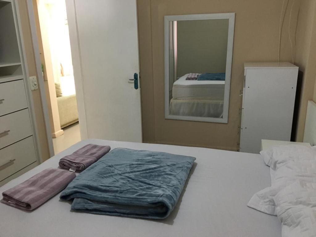 Apartamento Com 2 Quartos Em Condominio, Estacionamento E Portaria 24h - Comercio Ao Lado - Wi-fi - Netflix E Cozinha Completa
