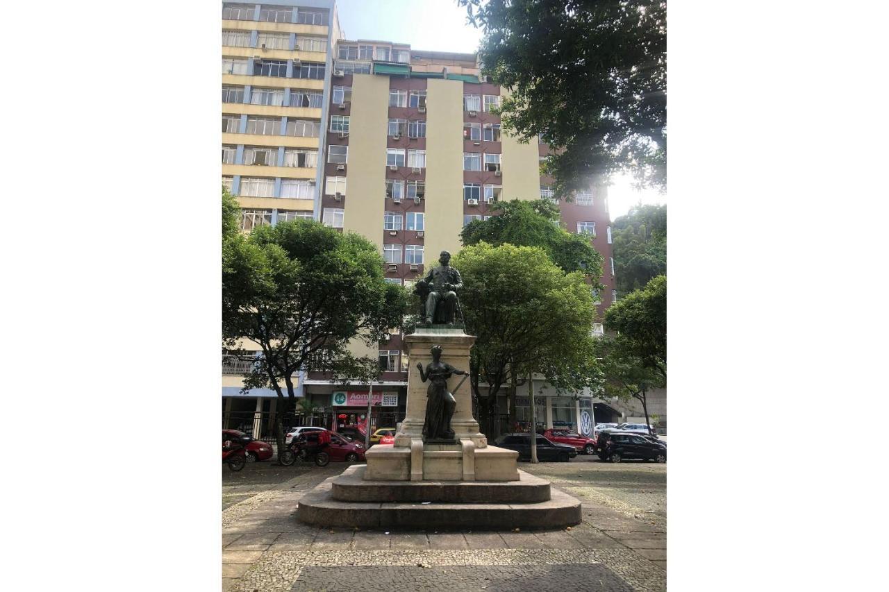 Copacabana Rua Tranquila E Arborizada Perto De Posto 2