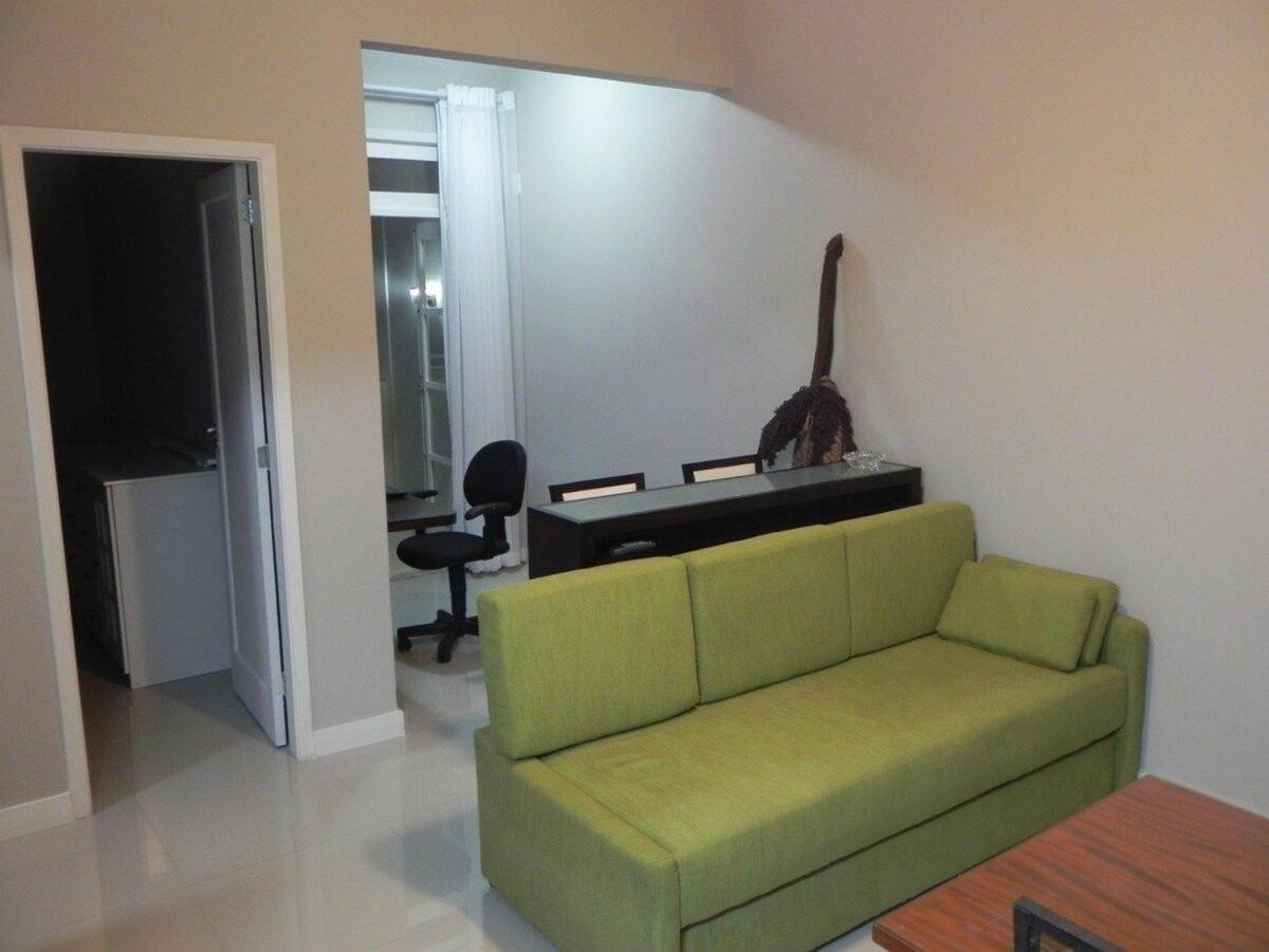 Apartamento Colado Na Com Mini Varanda. Rio de Janeiro